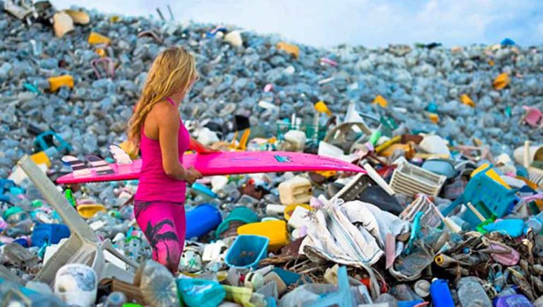 Batteri mangiaplastica, amici contro il drammatico accumulo di materiale plastico grave fonte di inquinamento ambientale